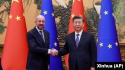 Президент Ради Європи Шарль Мішель та президент Китаю Сі Цзіньпін під час візиту Мішеля в Пекін, 1 грудня 2022 року (Ding Lin/Xinhua via AP)