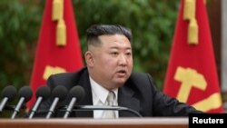 Pemimpin Korea Utara Kim Jong-un menghadiri pertemuan Partai Buruh di Pyongyang, Korea Utara, dalam foto tak bertanggal yang dirilis pada 27 Desember 2022. (KCNA via REUTERS)