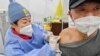 Seorang pria menerima suntikan vaksin COVID-19 di Qingzhou, China, pada 29 Desember 2022. (Foto: AFP)