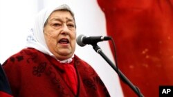 Hebe de Bonafini, la presidenta de las Madres de la Plaza de Mayo, pronuncia unas palabras el 11 de agosto de 2016, en Buenos Aires.