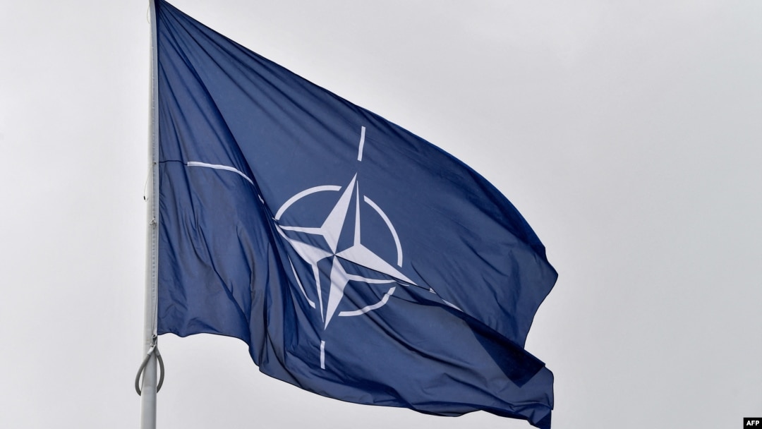 Arhiva - Zastava NATO vijori se na sedištu Alijanse u Briselu, 16. novembra 2022.