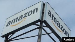 FILE: Logo Amazon di pusat logistik perusahaan tersebut di Mannheim, Jerman, 17 September 2019. (REUTERS/Ralph Orlowski)