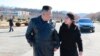 Foto yang dirilis oleh pemerintah Korea Utara pada 27 November 2022, menunjukan pemimpin negara tersebut Kim Jong Un dan putrinya tengah berada di sebuah lokasi yang tidak disebutkan di negara tersebut. (Foto: Korean Central News Agency/Korea News Service via AP)