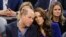 Prens William d Anglete ak madanm ni Kate Prenses de Gal la pandan yon match basketbol ekip Boston Celtics ak Miami Heat, nan Boston, Mekredi 30 Nov. 2022. 