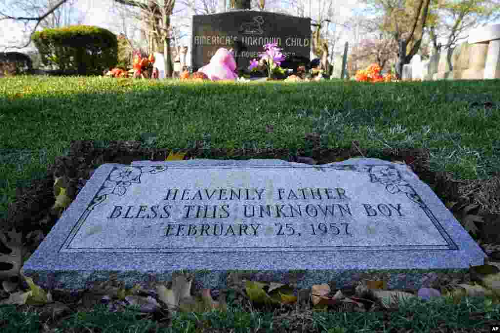 The grave of a unidentified small boy is seen&nbsp;in a cemetery in Philadelphia, Pennsylvania. His beaten naked body was found abandoned in a cardboard box decades ago.