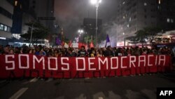 Miembros de movimientos sociales protestan en defensa de la democracia en Sao Paulo, Brasil, el 9 de enero de 2023, un día después de que simpatizantes del expresidente Jair Bolsonaron asaltaron las sedes del gobierno en Brasilia.