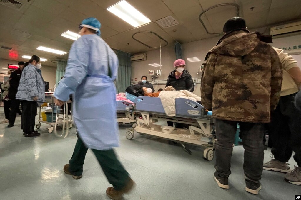 河北廊坊第四人民医院的新冠病人在接受治疗。（2022年12月22日）(photo:VOA)