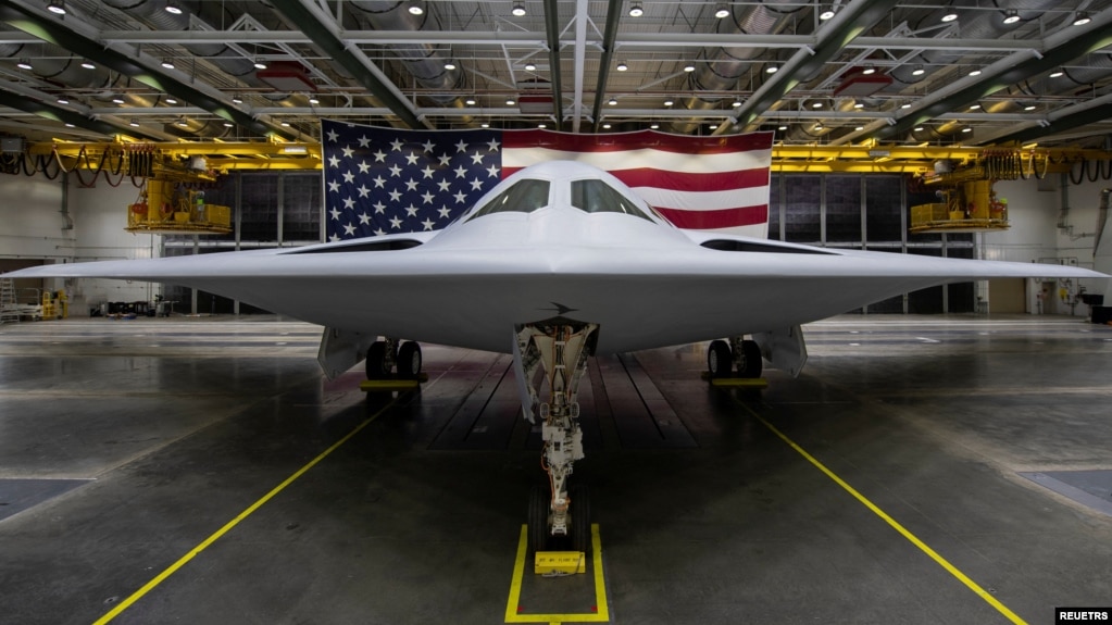 美国空军研发的高新科技远程战略轰炸机B-21“突袭者”在加州亮相。（2022年12月2日）(photo:VOA)
