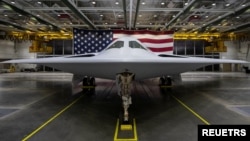 美國空軍研發的高新科技遠程戰略轟炸機B-21「突襲者」在加州亮相。。（2022年12月2日）