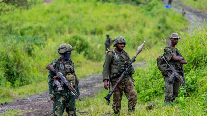 Rébellion du M23 en RDC: annonces de retrait d'un côté, offensives de l'autre