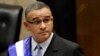 El presidente de El Salvador, Mauricio Funes, de pie en la Asamblea Nacional antes de hablar para conmemorar el aniversario de su tercer año en el cargo en San Salvador, El Salvador, el 1 de junio de 2012.