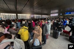 北京西站火车站的旅客排队准备进站。中国一年一度的春运开始了 (2023年1月6日)