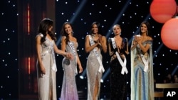 The final five contestants are announced during the final round of the 71st Miss Universe Beauty Pageant in New Orleans, Saturday, Jan. 14, 2023. Left to right are Miss Dominican Republic Andreina Martinez, Miss Curacao Gabriela Dos Santos, Miss Puerto Rico Ashley Carino, Miss USA R'Bonney Gabriel and Miss Venezuela Amanda Dudamel. (AP Photo/Gerald Herbert)