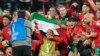 Tim Maroko berfoto bersama di lapangan, memegang bendera Palestina, setelah memenangkan pertandingan sepak bola babak 16 besar Piala Dunia antara Maroko dan Spanyol, di Education City Stadium di Al Rayyan, Qatar, Selasa, 6 Desember 2022. ( Foto: AP/Martin Meissner)