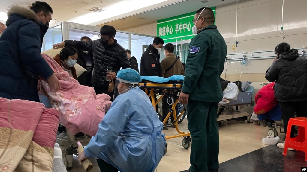 2022年12月22日，河北省霸州廊坊市第四人民医院急诊室，一名患病患者被抬上轮床。(photo:VOA)