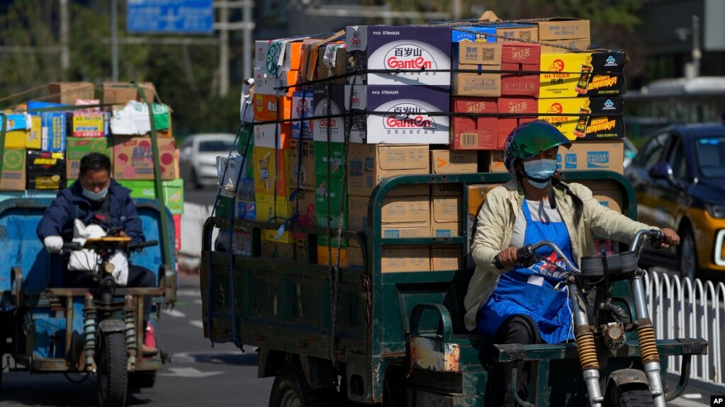 资料照：装满货物的车辆行驶在北京街头。 （2022年9月21日）(photo:VOA)