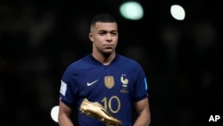 Atlet sepak bola Prancis Kylian Mbappe meraih Piala Sepatu Emas setelah sukses menjadi pencetak gol terbanyak, di Lusail, Qatar, Dec. 18, 2022. (Foto: AP)