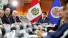 El presidente de Perú, Pedro Castillo, y Eladio Loizaga, representante del secretario general de la OEA (primero al fondo a la izquierda), asisten a una reunión en Lima, Perú, el 21 de noviembre de 2022.