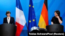 La ministre allemande des Affaires étrangères Annalena Baerbock (à dr.) et son homologue française Catherine Colonna lors d'une conférence de presse à Berlin, en Allemagne, le 24 mai 2022. 