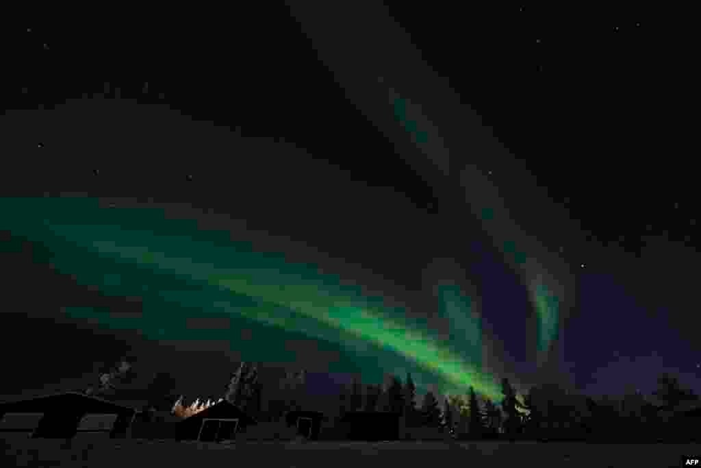 Cahaya utara (aurora borealis) menerangi langit di atas kota Jukkasjarvi, dekat Kiruna, di Lapland, Swedia. (Foto: AFP)&nbsp;