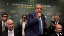 Valdemar Costa Neto, pemimpin Partai Liberal yang menaungi Presiden Jair Bolsonaro, membuat pernyataan kepada pers di Brasilia, Selasa, 22 November 2022, tentang penyelidikan terkait mesin pemungutan suara elektronik dalam pemilihan umum baru-baru ini. (Foto AP/Eraldo Peres)