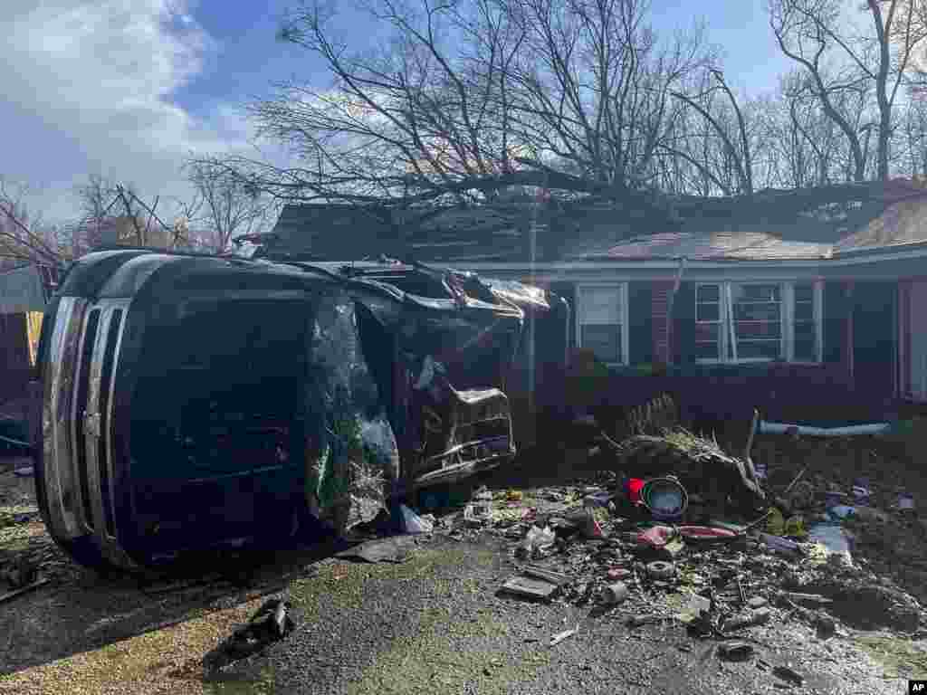Un vehículo dañado yace frente a una residencia, el jueves 12 de enero de 2023.