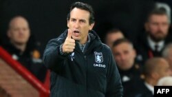 Pelatih Aston Villa asal Spanyol Unai Emery mengacungkan jempol saat pertandingan sepak bola putaran ketiga Piala Liga Inggris antara Manchester United dan Aston Villa di Old Trafford di Manchester, barat laut Inggris, 10 November 2022. (Lindsey Parnaby / AFP) 