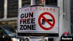 미국 뉴욕 맨해튼 타임스 스퀘어 거리에 '총기 휴대 금지 구역' 표지가 붙어 있다.(자료사진)