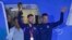 Vedet foutbol Ajantin Lionel Messi kenbe twofe Mondyal Foutbol FIFA a pandan lap desann avyon an ak antrene seleksyon nasyonal la Lionel Scaloni nan Buenos Aires, kapital peyi a, Madi 20 Desanm, 2022. 
