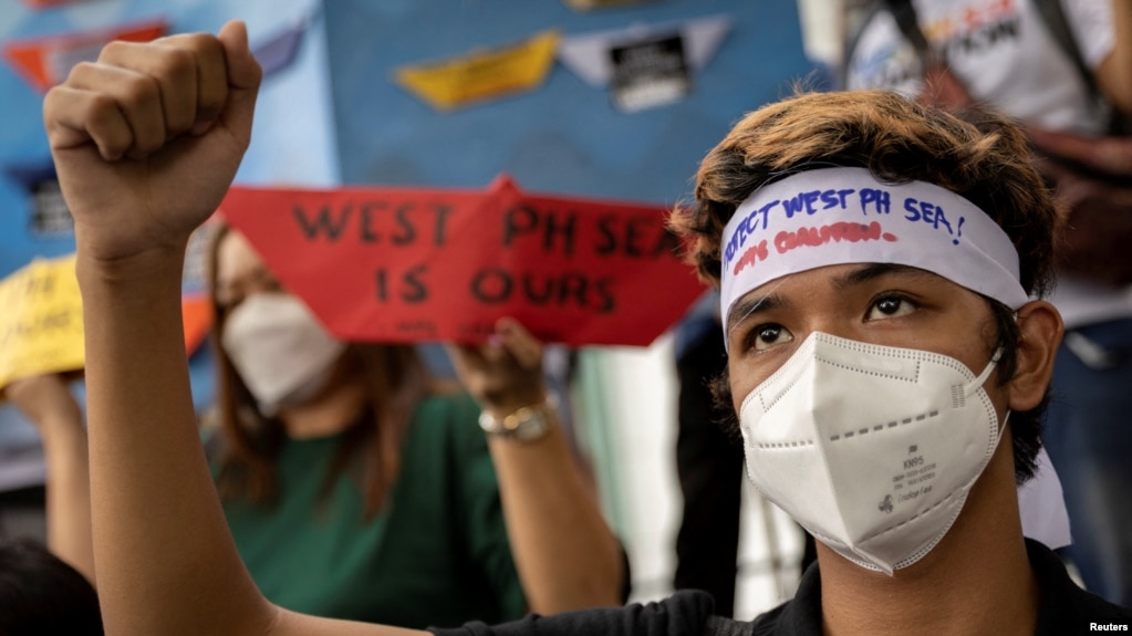 菲律宾人在中国驻马尼拉大使馆前示威。（路透社2022年7月12日）