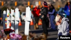 Даллас Датка, двоюродный брат погибшего во время стрельбы Даниэля Астона, скорбит перед пятью поминальным крестами, установленными в Колорадо -Спрингс, 22 ноября 2022 года. 