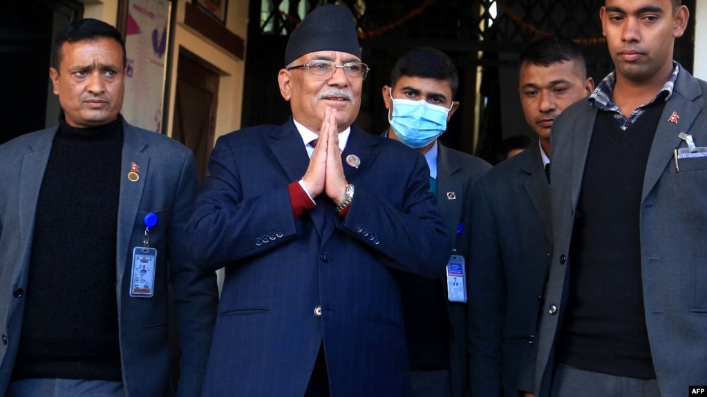 资料照片：尼泊尔前游击队领导人普拉昌达前往总统府接受总理的任命。（2022年12月25日）(photo:VOA)
