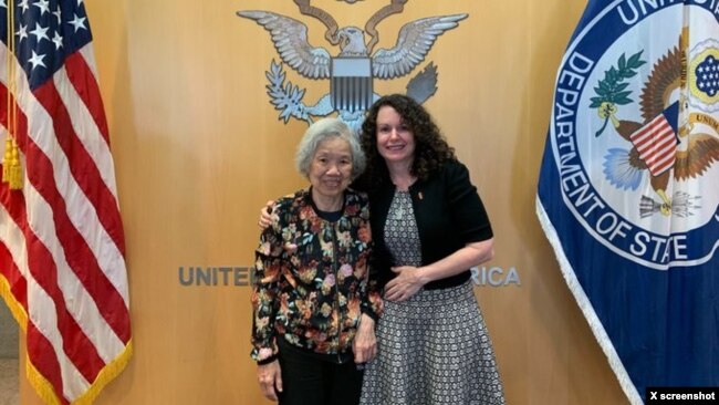 Đại sứ Hoa Kỳ tại Hội đồng Nhân quyền Liên hợp quốc Michèle Taylor (phải) và bà Bùi Thị Thiện Căn, mẹ của nhà báo độc lập Phạm Đoan Trang, ngày 2/6/2022, Geneva, Thụy Sĩ. Photo Twitter Ambassador Michèle Taylor.
