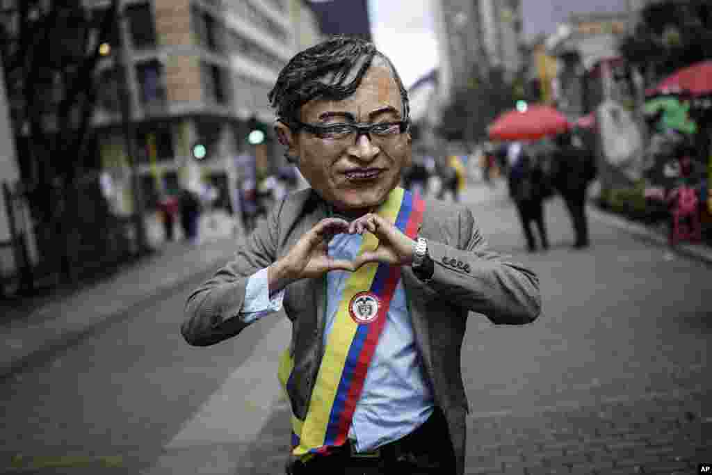 COLOMBIA - Los procesos electorales en América Latina también llevaron a Gustavo Petro en agosto de este año a tomar juramento como el primer mandatario de izquierda en Colombia, acabando así con el tradicional bipartidismo en el país. El hecho ha marcado a la sociedad colombiana dividida en opiniones. El suceso sacó a flote la creatividad, como muestra este ciudadano captado el 15 de noviembre en Bogotá, disfrazado del presidente.&nbsp;