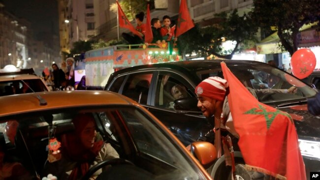 Los fanáticos de Marruecos celebran la victoria de su equipo contra España en el partido de fútbol de octavos de final de la Copa Mundial entre Marruecos y España, en Casablanca, Marruecos, el 6 de diciembre de 2022.