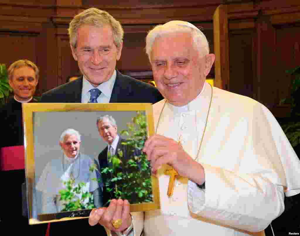 El papa Benedicto XVI recibe una foto del entonces presidente de Estados Unidos, George W. Bush, después de una reunión en la torre medieval de San Juan en los Jardines del Vaticano el 13 de junio de 2008.