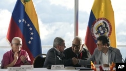 Pablo Beltrán, delegado de la guerrilla colombiana ELN, (segundo a la izquierda), estrecha la mano a Iván Danilo Rueda, alto comisionado para la paz de parte del Gobierno de Colombia, en la reanudación de los diálogos de paz, el lunes 21 de noviembre de 2022.
