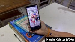 Del Pino muestra un video en la red social Tik Tok, en la que se hizo viral con una interpretación tocando su instrumento en una panadería de Caracas.