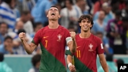 Cristiano Ronaldo Portugal, setelah berhasil menggolkan bola di gawang Uruguay saat laga Grup H Piala Dunia di Stadion Lusail di Lusail, Qatar, Senin,, 28 November 2022. (Foto: AP/Martin Meissner)