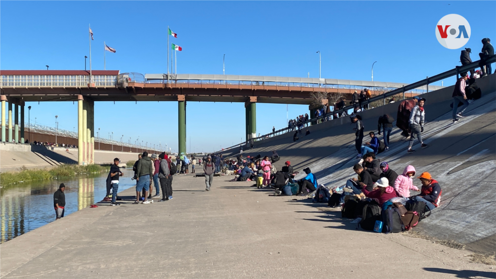 Desde el lado de México, migrantes pernoctan frente al Río Grande a la espera de alguna señal por parte del gobierno estadounidense que les indique que pueden solicitar asilo en el país.