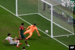 Jwe Potigal Goncalo Ramos (dezyem a goch) make 3em gol ekip li devan gadyen Suis Yann Sommer pandan Mondyal Foutbol Qatar la, 6 Desanm, 2022.