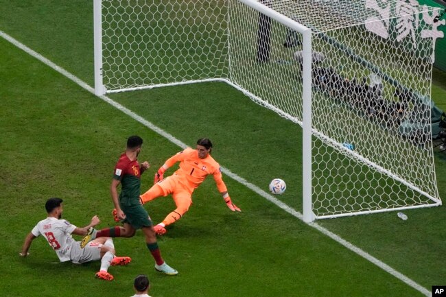 Jwe Potigal Goncalo Ramos (dezyem a goch) make 3em gol ekip li devan gadyen Suis Yann Sommer pandan Mondyal Foutbol Qatar la, 6 Desanm, 2022.