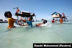 Anak-anak Bajau Laut belajar berkelahi di tengah kampung mereka di Laut Sulawesi di negara bagian Sabah, Malaysia, 17 Februari 2009. (REUTERS/Bazuki Muhammad)