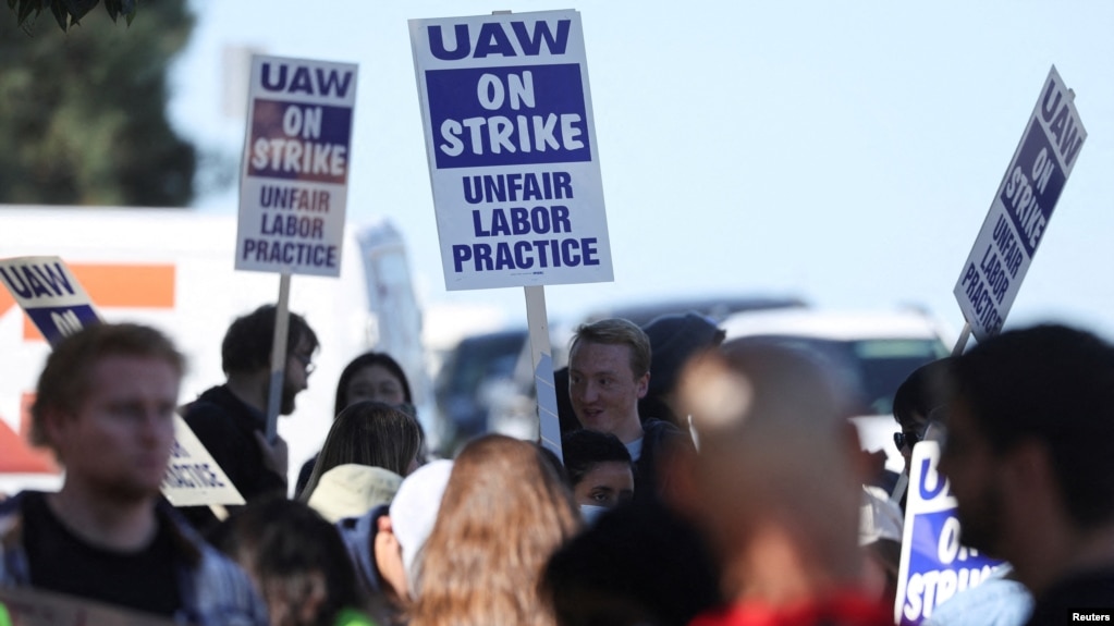 资料图 - 2022 年 11 月 14 日，加州大学圣迭戈分校的数千名员工罢工，争取改善工资和工作条件。(photo:VOA)