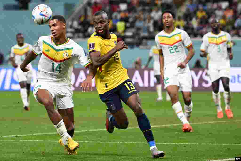 Attaquant ya ya Equateur #13 Enner Valencia (G2) ezali kowelela ndembo na défensuer ya Sénégal #14 Imsail Jakobs na match ya goupe A ya Mondial Qatar 2022 na stade Khalifa, Doha, 29 novembre 2022. (Photo OZAN KOSE / AFP)