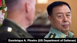 2017年8 17日，參謀長聯席會議主席海軍陸戰隊上將喬·鄧福德（左）在中國人民解放軍總部會見中央軍委副主席范長龍上將。照片來源：美國國防部