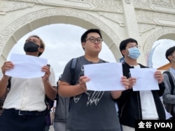 多个公民团体12月4日齐聚台北自由广场前，声援中国的“白纸革命” (美国之音特约记者金谷摄)