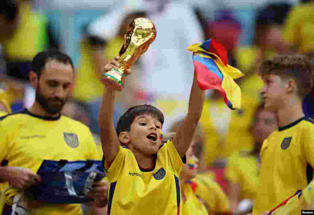 Fútbol - Copa Mundial de la FIFA Qatar 2022 - Un hincha ecuatoriano dentro del estadio antes del partido REUTERS/Hamad I Mohammed