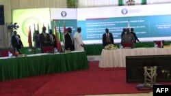 Les dirigeants d'Afrique de l'Ouest réunis, à Abuja au Nigeria, annoncent la création d'une force régionale vouée à intervenir non seulement contre le jihadisme mais aussi en cas de coup d'État, comme la région en a connu plusieurs depuis deux ans. 