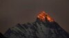 Sinar matahari menjelang terbenam tampak di puncak gunung Nanda Devi di Auli, negara bagian Uttarakhand, India. (Foto: AP)&nbsp;